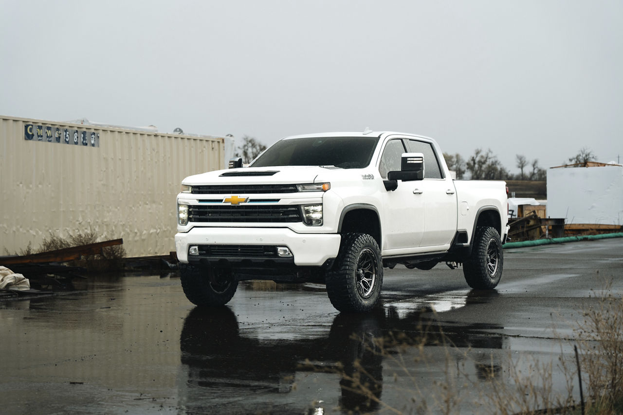 ポルシェ AHEAD ON ROUGH ROADS 2025 2025 Chevrolet Tahoe Z71: Off-Road Capability Meets Luxury